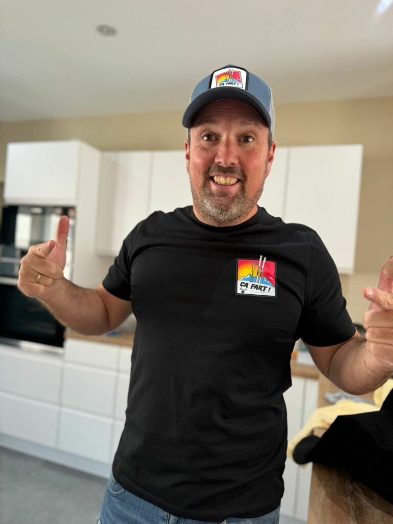 Lili, fondateur de Ça Fart ! By Lili, souriant avec un t-shirt et une casquette personnalisés.